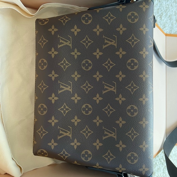 LV Messenger Bag. One minor scratch on button. Otherwise, perfect condition. - Picture 7 of 16